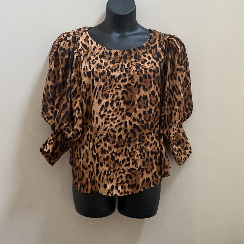 NWOT PLUS SIZE  2X 🐆 LEOPARD PULLOVER BLOUSE.. buttons to back. - Picture 2 of 9